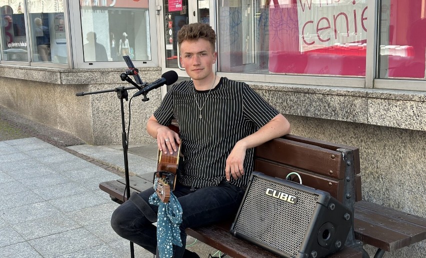 Mariusz Mrówka daje uliczne koncerty na kieleckim deptaku....