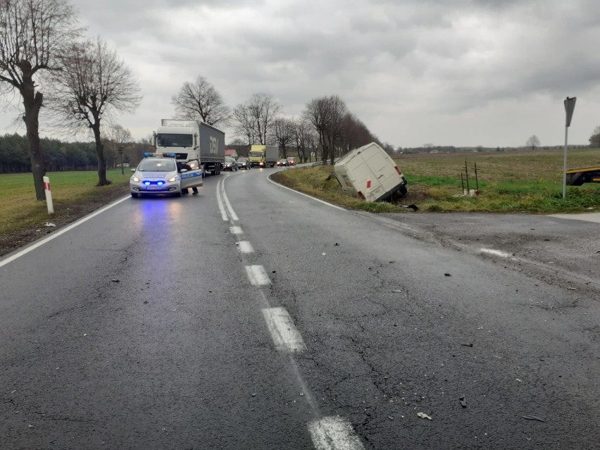 Wypadek na DK 42 koło Przedborza. W Wierzbowcu po zderzeniu dwa busy wjechały do rowu