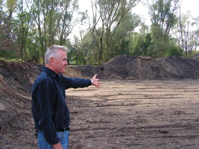 9.10.2009 r. - Na byłym nielegalnym wysypisku śmieci za Kaczą Górką praca wre. Powstaje tam drugi Park Krasnala. - To miejsce obfitować będzie w wiele atrakcji - zapewnia Jerzy Ceglarek z nowosolskiego magistratu.