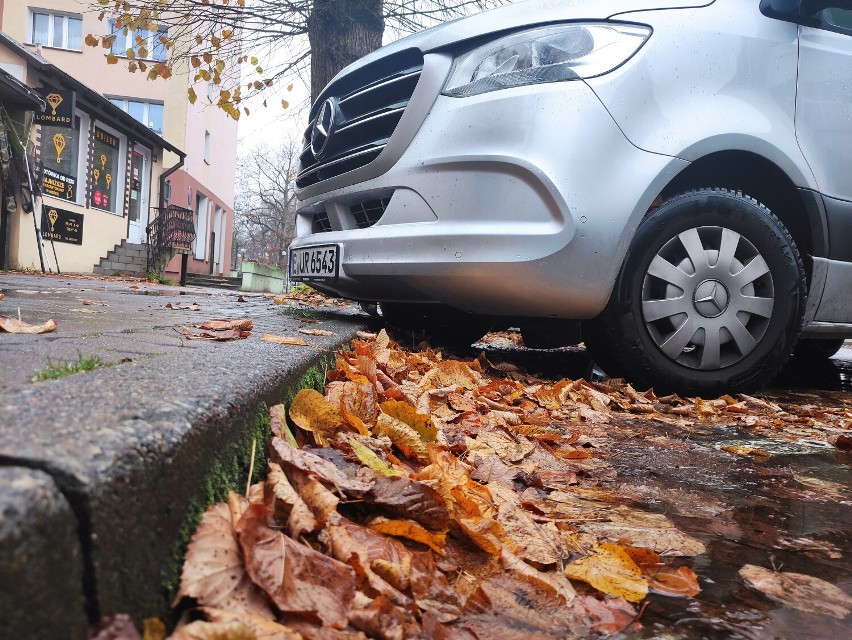 Rada Czytelnika z Koczały: Uważajcie na parkingi w Miastku. Wysokie krawężniki urywają zderzaki