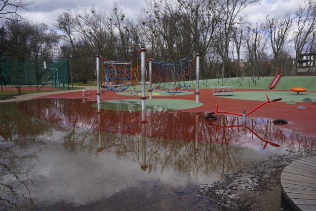 Tak prezentował się w ubiegłym tygodniu w środę zalany wodą park Wodziczki