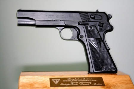 Replika pistoletu VIS dla prezydenta Radomia