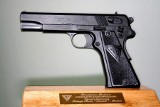 Replika pistoletu VIS dla prezydenta Radomia