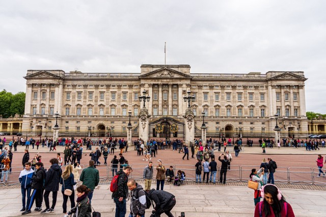 Pałac Buckingham to największa monarsza siedziba w Europie. Można ją zwiedzać, ale na swoją kolejkę trzeba czekać miesiącami, a bilet kosztuje ok. 140-150 zł od osoby.