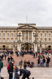 Jak mieszkała Elżbieta II? Wirtualna wycieczka po wnętrzach jej pałacu i zamku