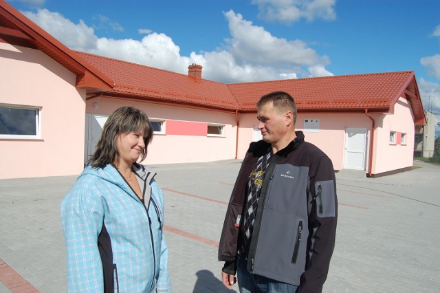 Katarzyna Mania i jej mąż Janusz cieszą się z nowo powstałej świetlicy. Pani sołtys marzy jeszcze o tym, aby w przyszłości ogrodzić ten obiekt