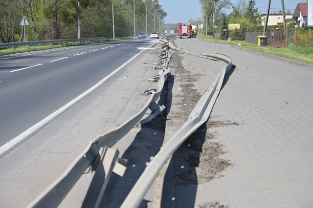 Na ul. Paderewskiego w Grudziądzu samochód ciężarowy wjechał w bariery energochłonne