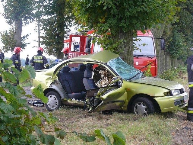 Dramtyczny wypadek. Nie żyje kierowca. Osobowy Nissan dosłownie zawinął się na drzewie