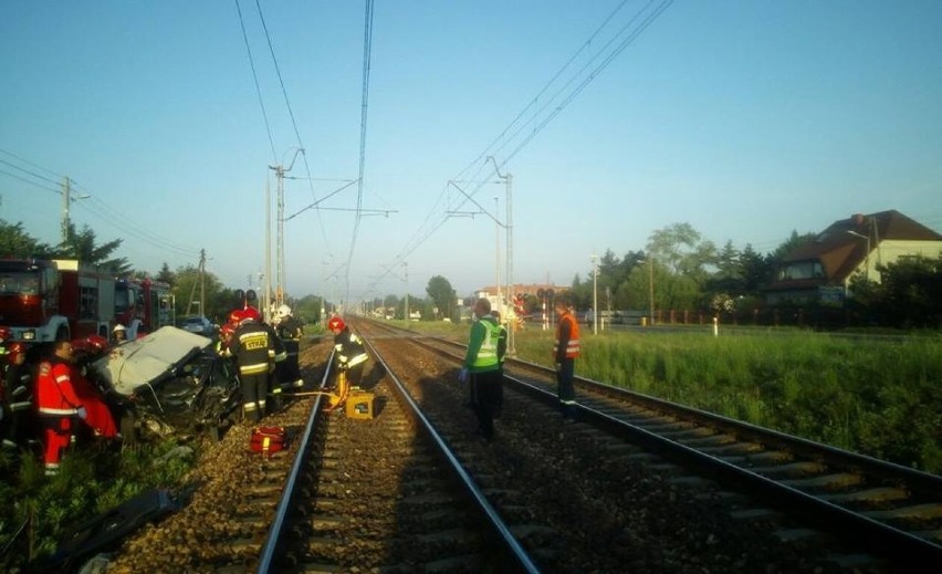 Wypadek w Blachowni [ZDJĘCIA]: Samochód wjechał pod pociąg. Kierowca usiłował ominąć szlaban [AKTUALIZACJA]