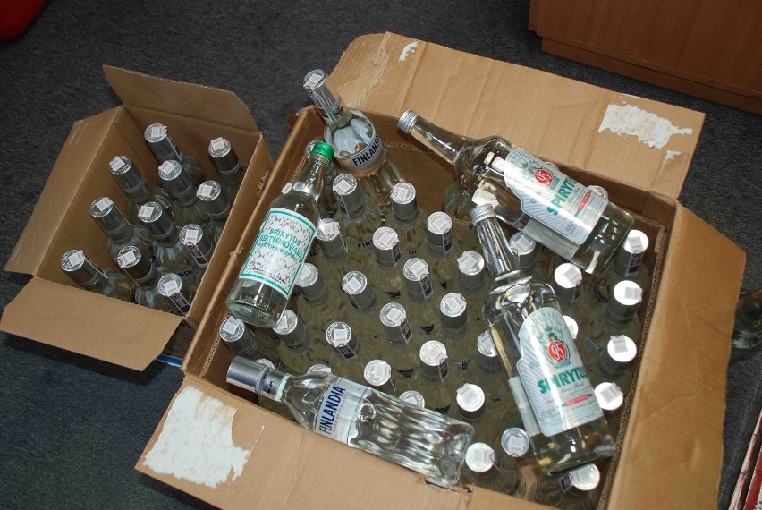 Nawet na 3 lata do więzienia może trafić mężczyzna przewożący 53 butelki wódki z podrobioną akcyzą