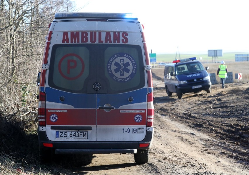 Śmiertelny wypadek na przejeździe kolejowym w okolicy Kołbaskowa. Nie kursują pociągi [ZDJĘCIA, WIDEO]