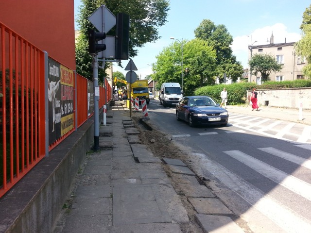 Chłopiec szedł bez opieki chodnikiem w centrum miasta.