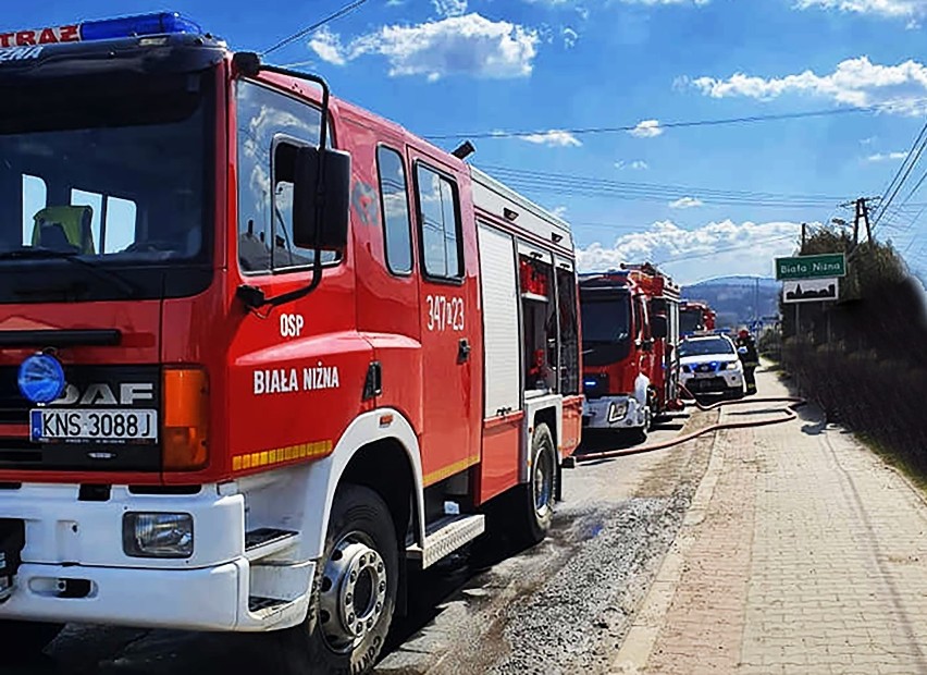 Pożar w podgrybowskiej wiosce gasiło osiem strażackich zastępów
