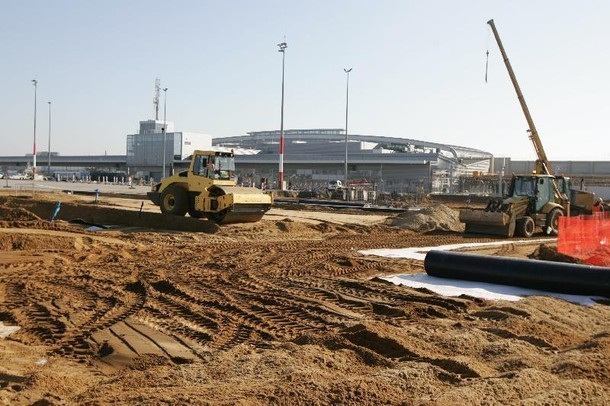 Ławica rośnie w oczach. Prace związane z rozbudową i modernizacją lotniska są już bardzo zaawansowane. Do Euro 2012 zostaną ukończone nowe płaszczyzny postojowe dla samolotów, równoległa droga kołowania i nowa hala przylotów