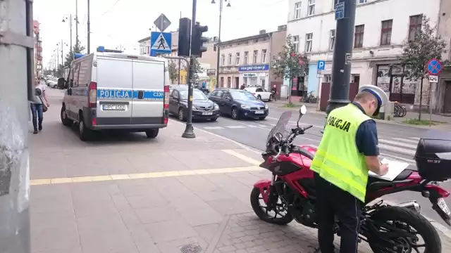 Dziś, tuż przed godz. 11, na skrzyżowaniu ulic Chodkiewicza i Gdańskiej doszło do zderzenia samochodu osobowego z motocyklem. Kierowca motocykla i pasażerka zabrani zostali do szpitala.
-&nbsp;Wezwanie mieliśmy o godz. 10.56 - mówi asp. Monika Wojciechowska z Komendy Miejskiej Państwowej Straży Pożarnej w Bydgoszczy. - W wyniku zderzenia ucierpiały dwie osoby poruszające się motocyklem. To kierujący i pasażerka. Na miejscu, oprócz policjantów, pracował też jeden zastęp strażaków.

W wyniku wypadku były utrudnienia w ruchu tramwajów. Przyczyny i okoliczności zdarzenia wyjaśnia policja.