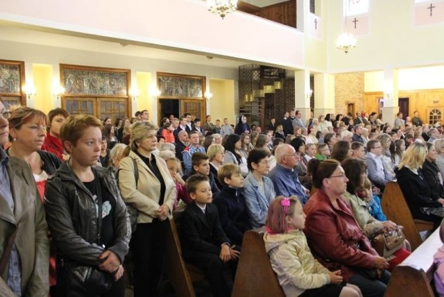 W wielu miejscach archidiecezji łódzkiej  wierni nadal licznie chodzą na niedzielne msze św. i przystępują do komunii. Choć czasem muszą dojechać do kościoła kilka kilometrów nie wyobrażają sobie niedzieli bez nabożeństwa. Tu frekwencja w kościołach jest wyższa od średniej dla diecezji, która wynosi 24,6 proc.

Archidiecezja łódzka najmniej religijna w kraju. Pustki w kościołach są największe na łódzkim Widzewie

Dane oparte są o najnowsze badania Instytutu Statystyki Kościoła Katolickiego dotyczącego frekwencji na mszach św. w dekanatach archidiecezji łódzkiej. Pokazują jaki procent zobowiązanych do tego katolików pojawia się w kościołach. Badanie prowadzone było w jedną z niedziel października 2017 roku.

>>>>