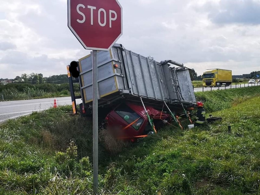 Wypadek w Niedzieliskach, zderzenie samochodu osobowego z ciężarówką [ZDJĘCIA]