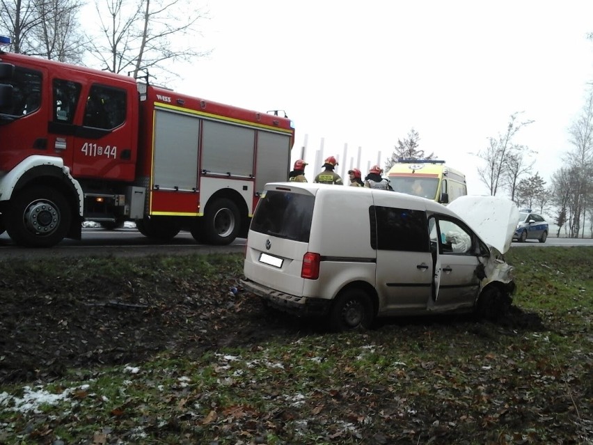 Piliki - Bielsk Podlaski. Wypadek na drodze krajowej. Samochód osobowy w rowie, jedna osoba ranna