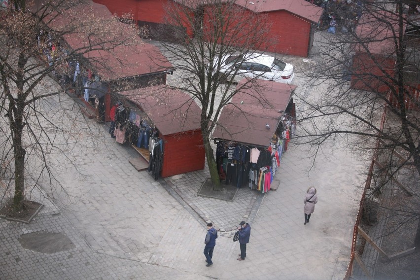 Plac Synagogi w Katowicach. Znajduje się między ulicami...