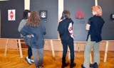 W auli I LO w Pile odbył się wernisaż wystawy prac Kacpra Nalepy. Zobaczcie zdjęcia