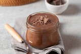 Wyrafinowany budyń czekoladowy na deser. Poznaj przepis z aromatycznym kakao. Smak podkreśli przyprawa, którą zawsze masz w kuchni