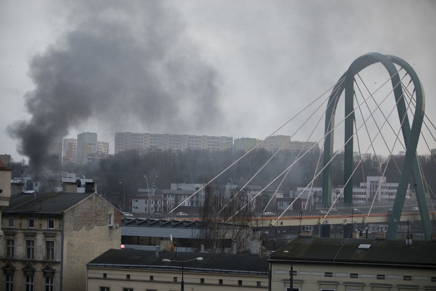 Ogien zauważono na terenie pomiędzy Kujawsko-Pomorską Szkołą...