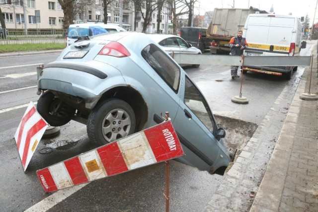 Wypadek na Hallera, samochód wjechał do wykopu, w którym znajduje się rura z gazem