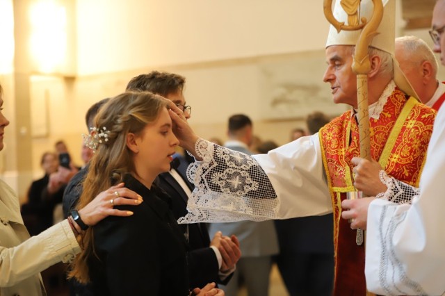 Ksiądz biskup Marian Florczyk w sobotę udzielił sakramentu bierzmowania młodzieży z parafii błogosławionego Jerzego Matulewicza w Kielcach.