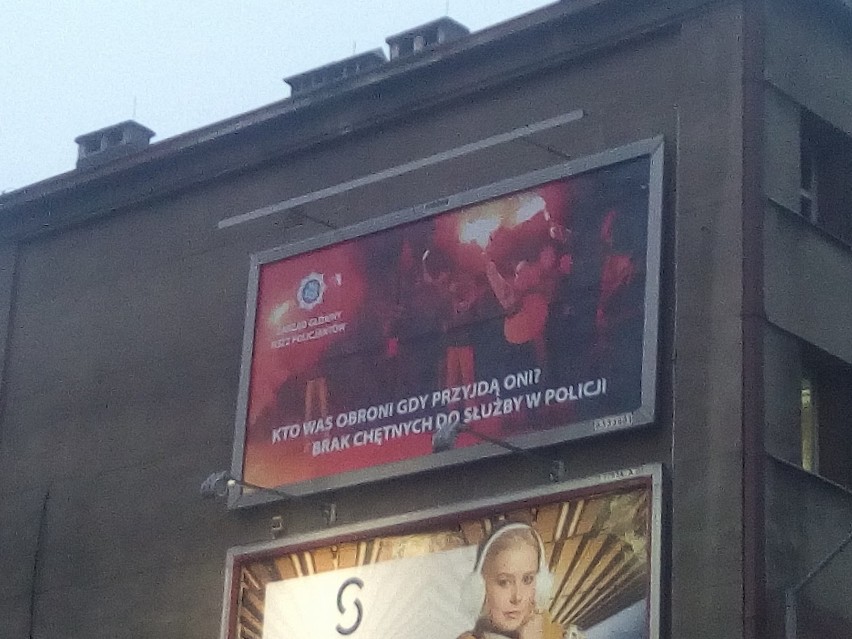 Pseudokibice na billboardzie w ramach kampanii policyjnych...