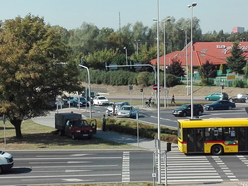Zderzenie mazdy z oplem na skrzyżowaniu ul. Okrzei - Kapitulna we Włocławku [zdjęcia, wideo]