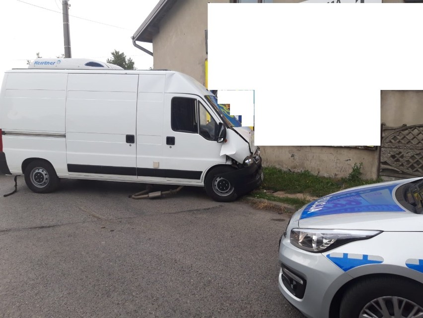 Wypadek przy skrzyżowaniu ul. Krasickiego/Sucharskiego w Radomsku. Samochód wjechał w dom 