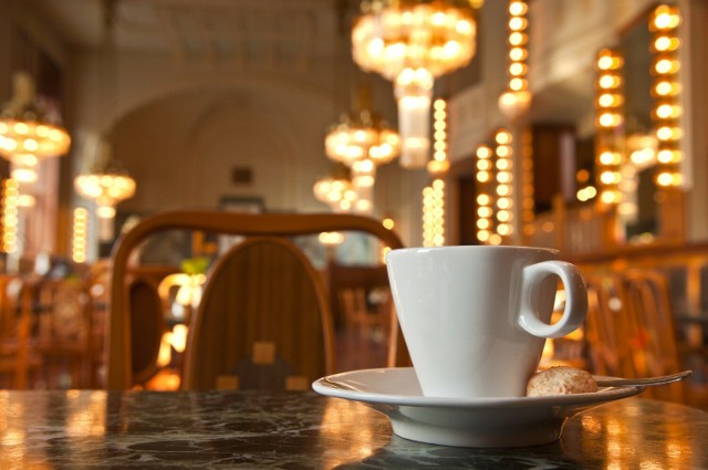 Zobacz, gdzie rozgrzać się przy gorącej filiżance kawy podczas zimowej wycieczki do Pragi.