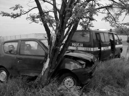 Fiat seicento, który uderzył w drzewo został poważnie uszkodzony. Fot. A. Kurzyński