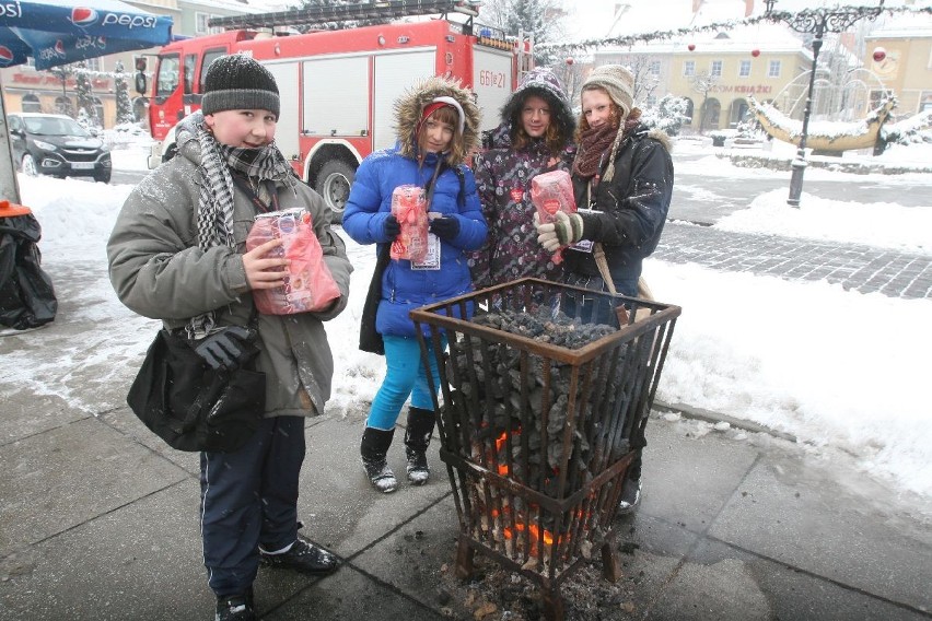 WOŚP Wodzisław: Od rana na ulicach miasta kilkudziesiu wolontariuszy prowadzi zbiórkę pieniędzy