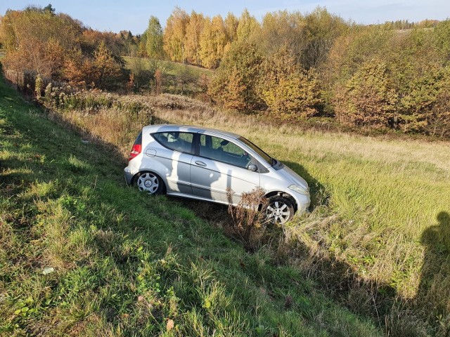 Kilka minut przed południem mercedes zjechał z DW 977 w Zabłędzy i zatrzymał się na przydrożnej łące. Na miejscu interweniują strażacy, policja i pogotowie ratunkowe