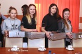 Dziewczęta z Młodzieżowej Drużyny Pożarniczej w Starej Dąbrowie dostały mundury i buty [zdjęcia]