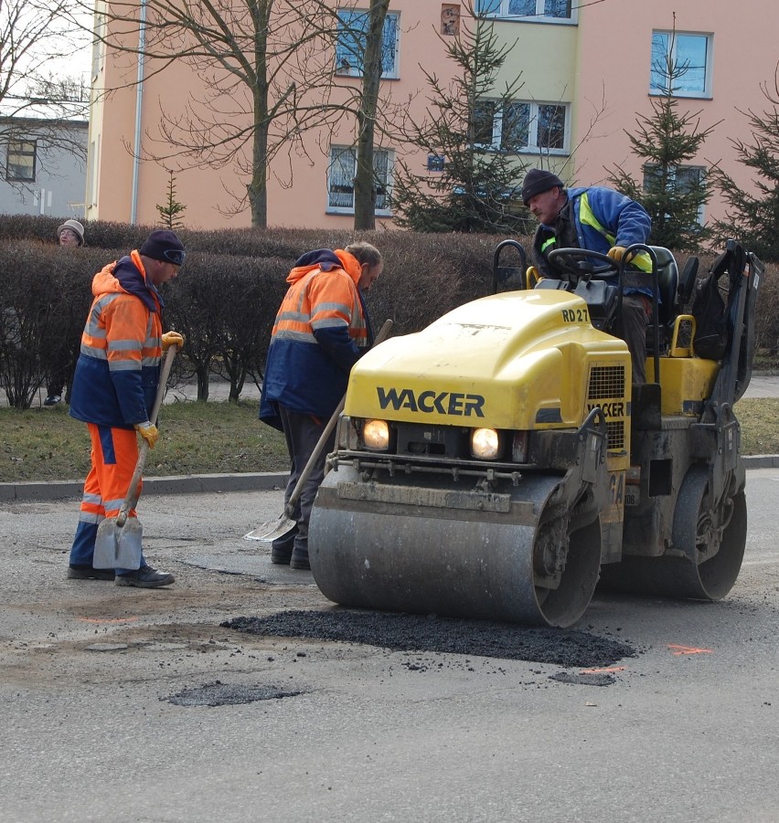 Drogowcy już łatają dziury w Nowym Dworze Gdańskim. Zobacz zdjęcia