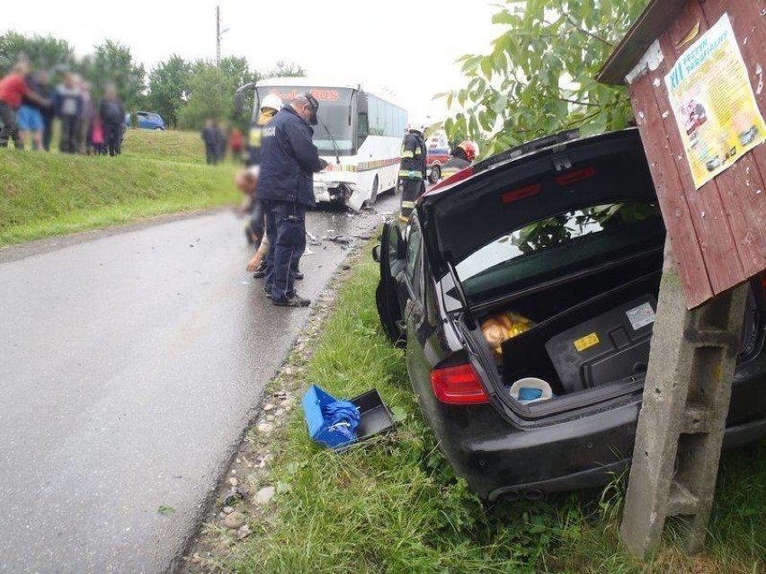 Czołowe zderzenie z autobusem. Dwie osoby w szpitalu