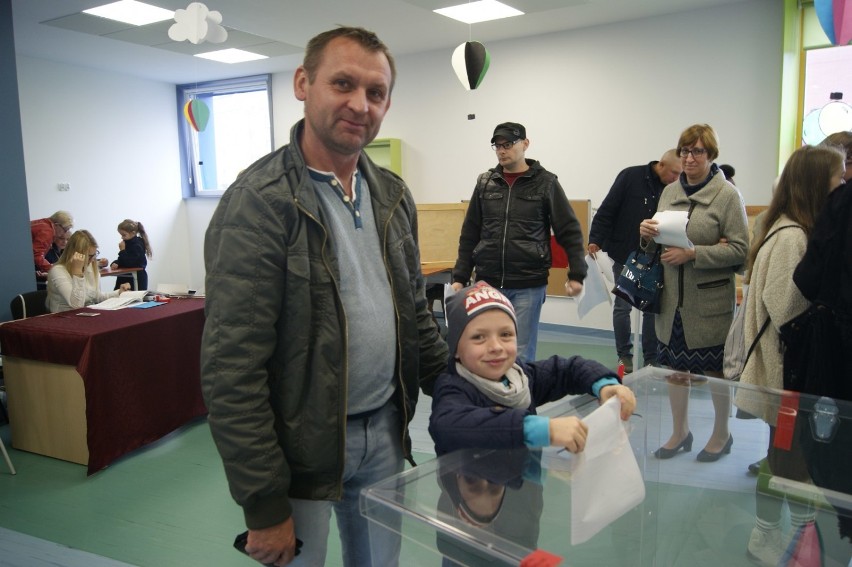 Wybory samorządowe 2018: Mieszkańcy gminy Grodzisk spełniają obywatelski obowiązek i głosują w wyborach [ZDJĘCIA]