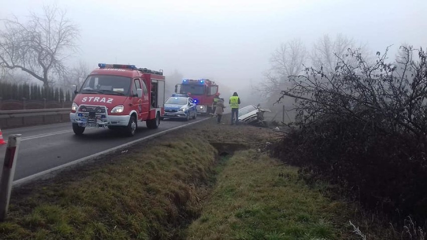 Na drodze w Podolszu samochód uderzył w ogrodzenie posesji i betonowy mostek. Kierowca przesadził z prędkością