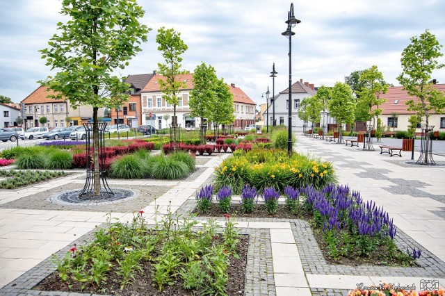 Pleszew. Plac Powstańców Wielkopolskich w Pleszewie pełen kolorów. To miejsce ma swój urok