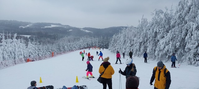 Pierwszy dzień sezonu 2022/2023 na stacji narciarskiej Jurasówka w Siemiechowie, 18.12.2022