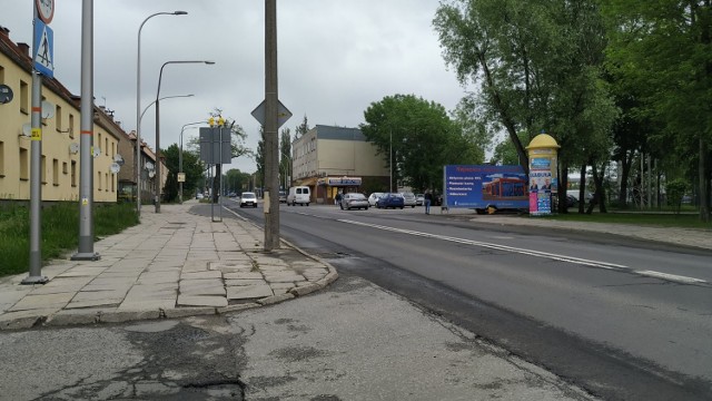 Odcinek ul. Oleskiej pomiędzy skrzyżowaniami z ul. Wodociągową oraz Chabrów i Okulickiego będzie zamknięty w piątek. W środę otwarto pas ul. Oleskiej w stronę centrum, na wysokości stadionu.