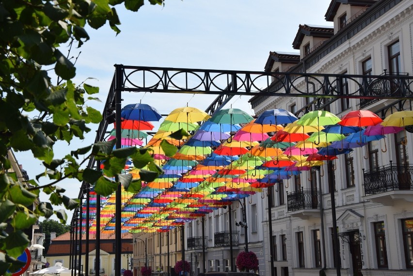 Na ul. Kilińskiego w Białymstoku zawieszono już parasole....