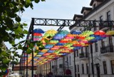 Białystok. Parasolki zawisły nad ul. Kilińskiego. Zasłaniają jedynie samochody. Nie takiego efektu spodziewali się mieszkańcy