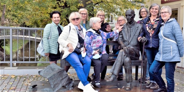 Grupa seniorów z Uniwersytetu Trzeciego Wieku w Kluczach podczas wyprawy do Kielc