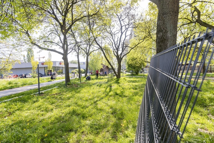 Kraków. Szkoła grodzi działkę, którą użytkowała wspólnie z mieszkańcami. Wyjściem z problemu mają być... furtki [ZDJĘCIA] 