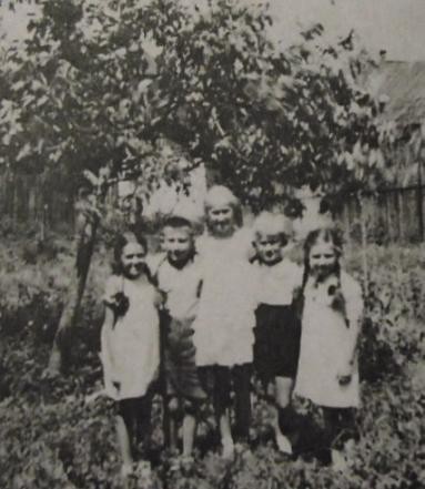 Dzieci w ogrodzie w Jędrzejowie