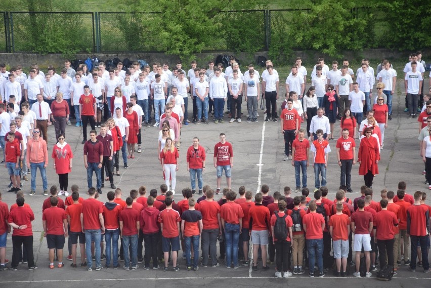 Lekcja patriotyzmu kieleckiego „Elektryka”. Zaśpiewali hymn i utworzyli duży napis