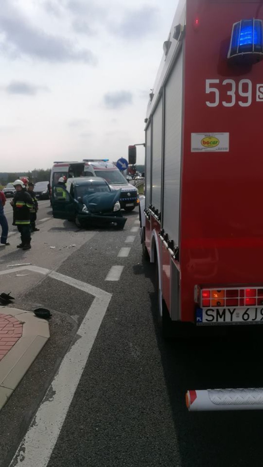 Wypadek na DK 1 w Markowicach. Zderzyły się dwa samochody osobowe. Dziecko trafiło do szpitala [ZDJĘCIA]